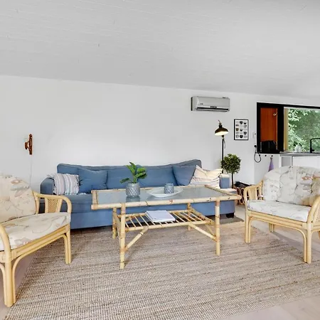 Сasa de vacaciones Gorgeous In Vaeggerlose With 4 Bedrooms And Wifi Bøtø By